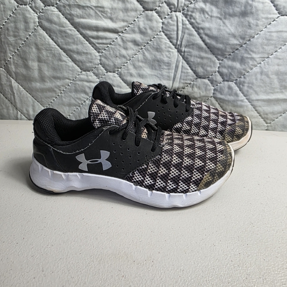 Under Armour kids' athletic sneakers in black and white.
Size 3.5Y - Picture 2 of 8